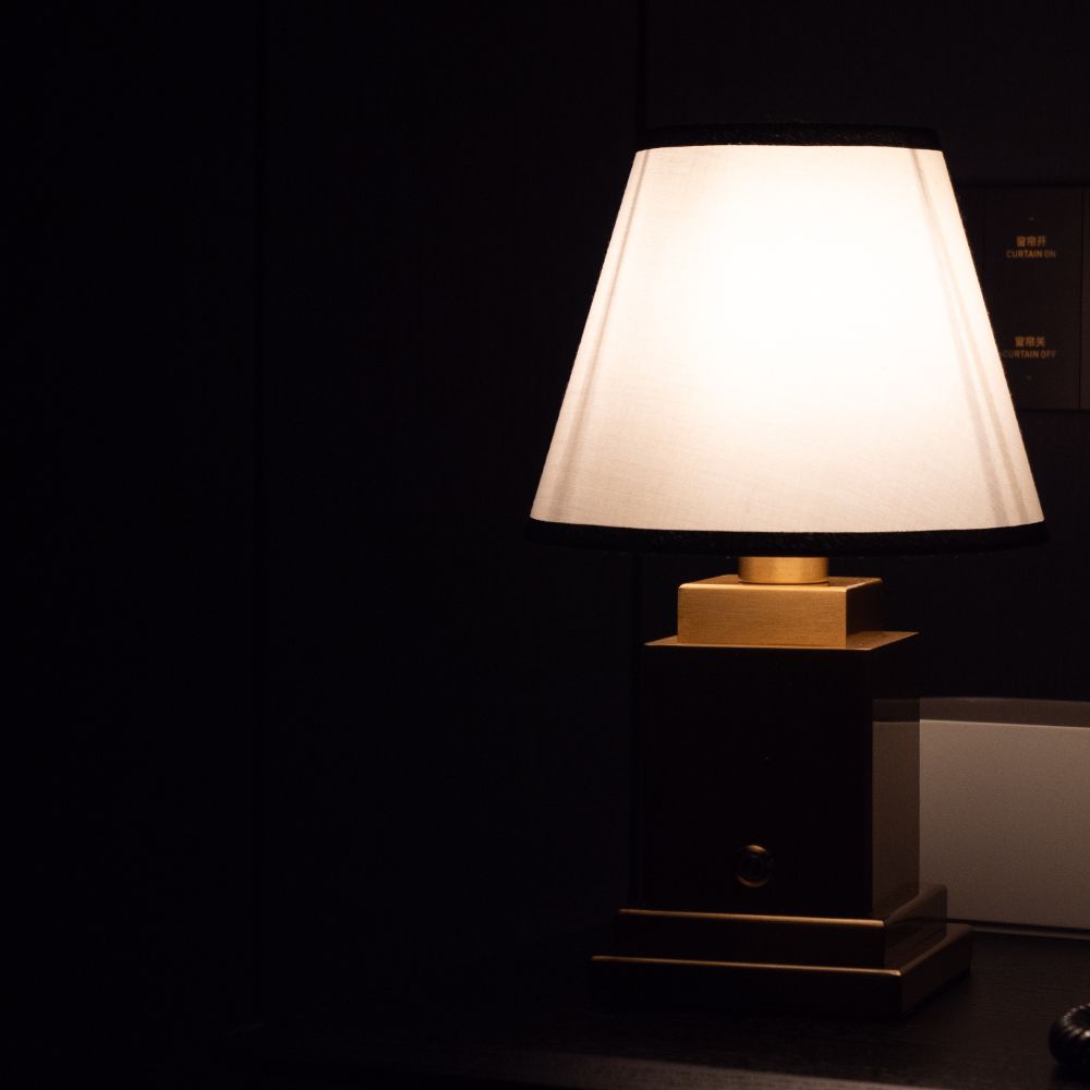 Nira Stofftischlampe