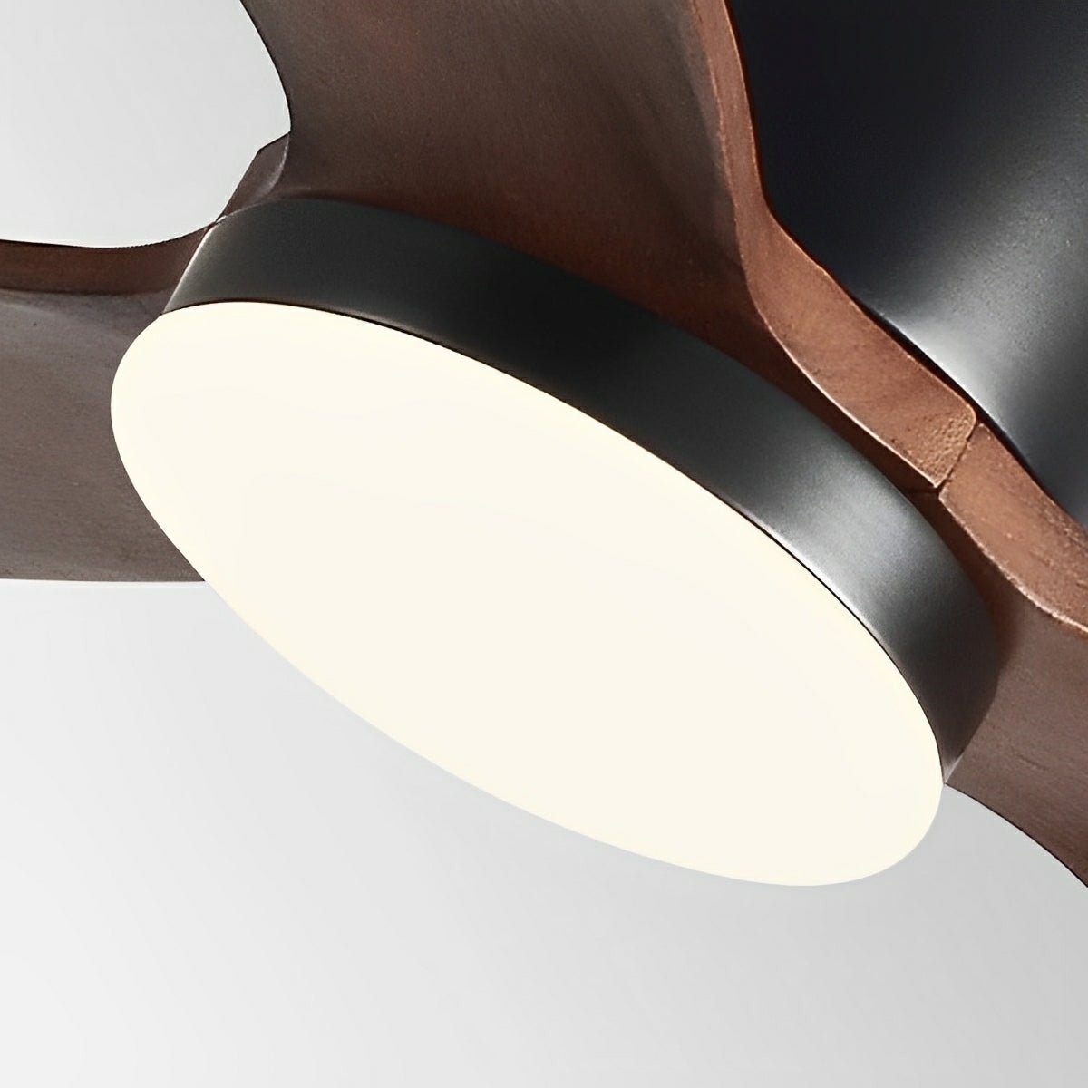 Moderner Deckenventilator mit LED-Licht, Holzoptik und 6 Geschwindigkeiten