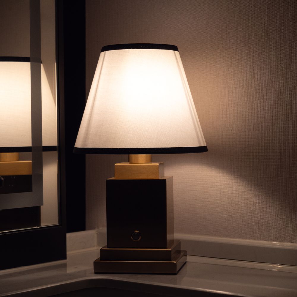 Nira Stofftischlampe