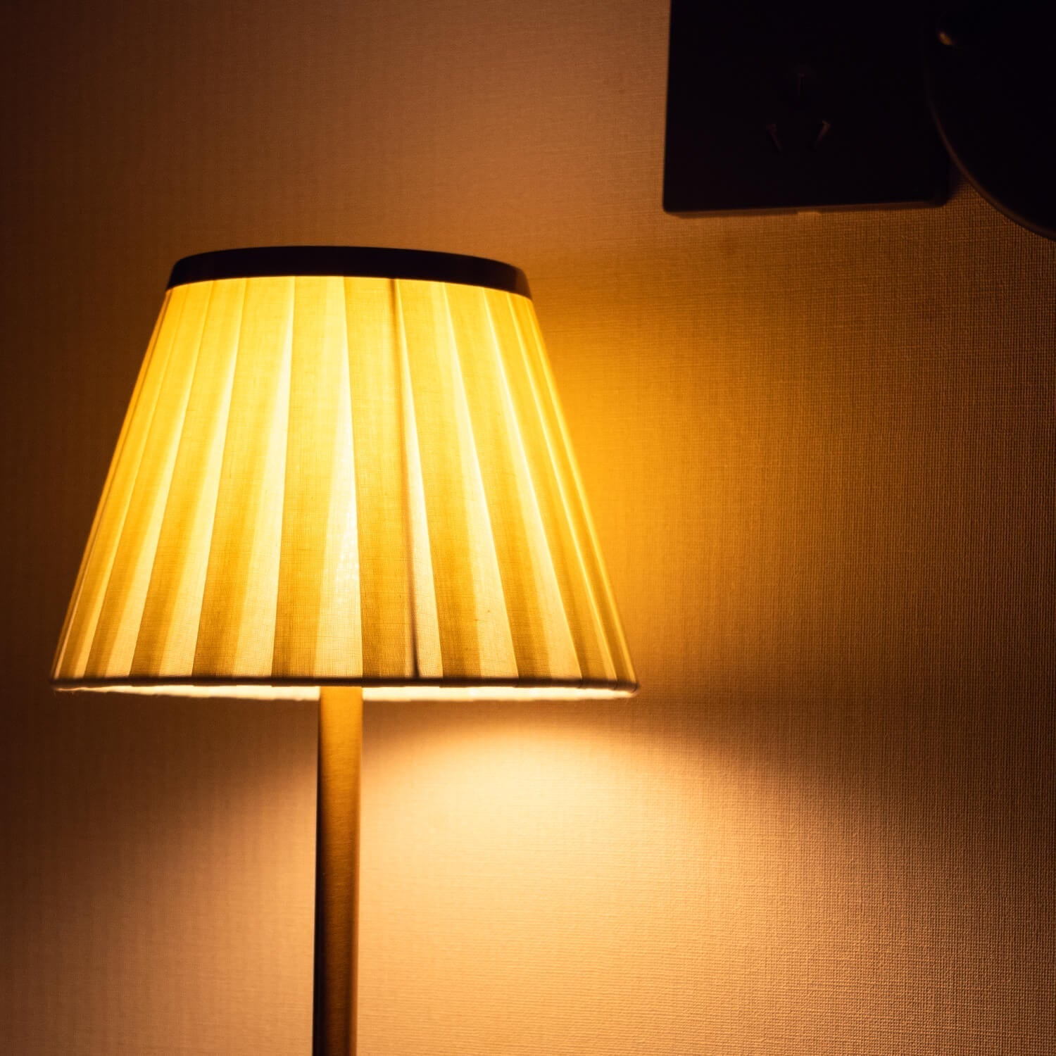 Arin Stoff Tischlampe