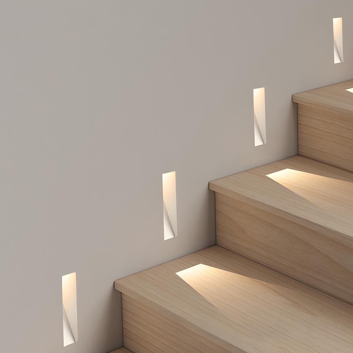 Minimalistische LED-Treppenleuchte mit Bewegungsmelder zum Wandeinbau
