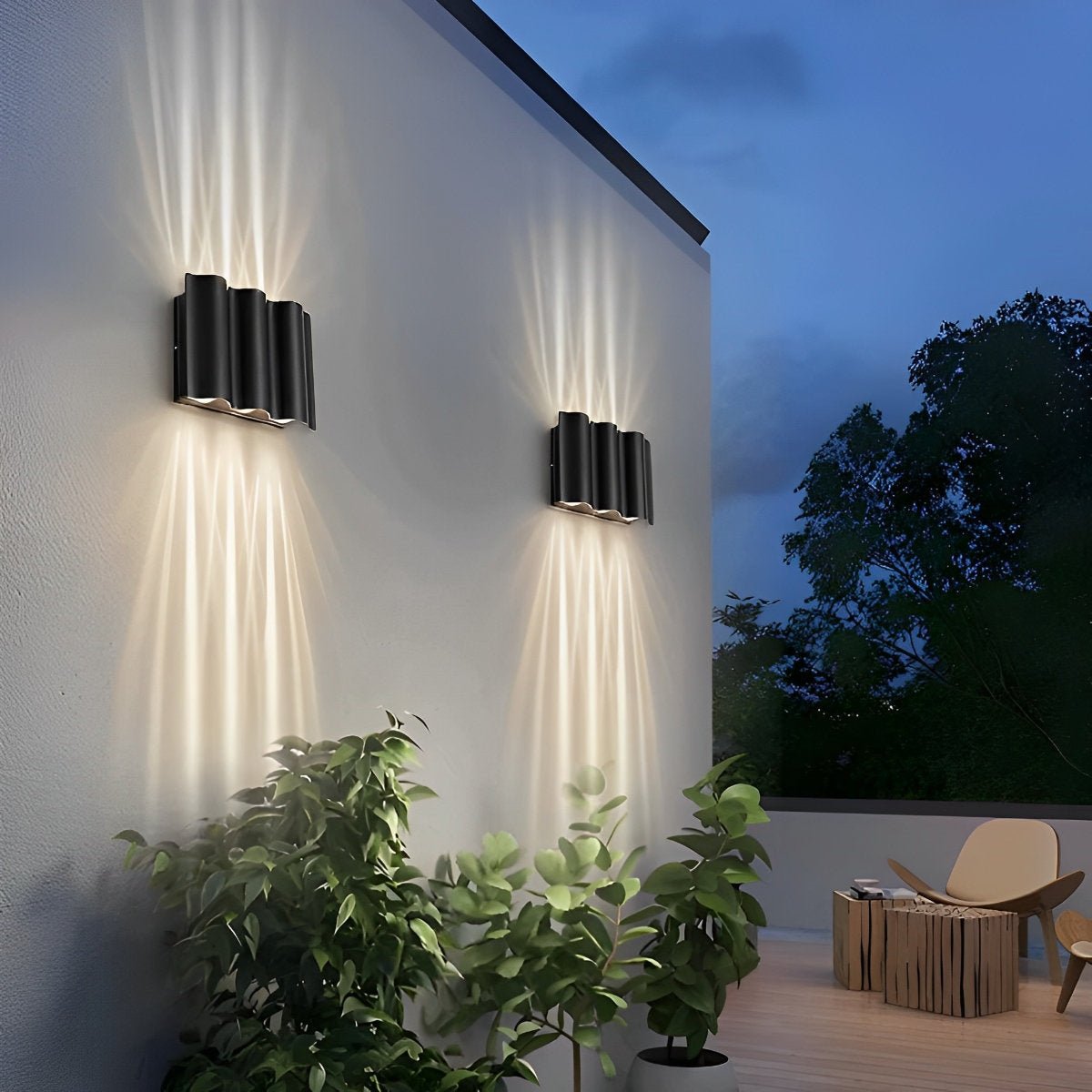 Moderne LED-Außenwandleuchte im Wellendesign mit Up-Down-Licht